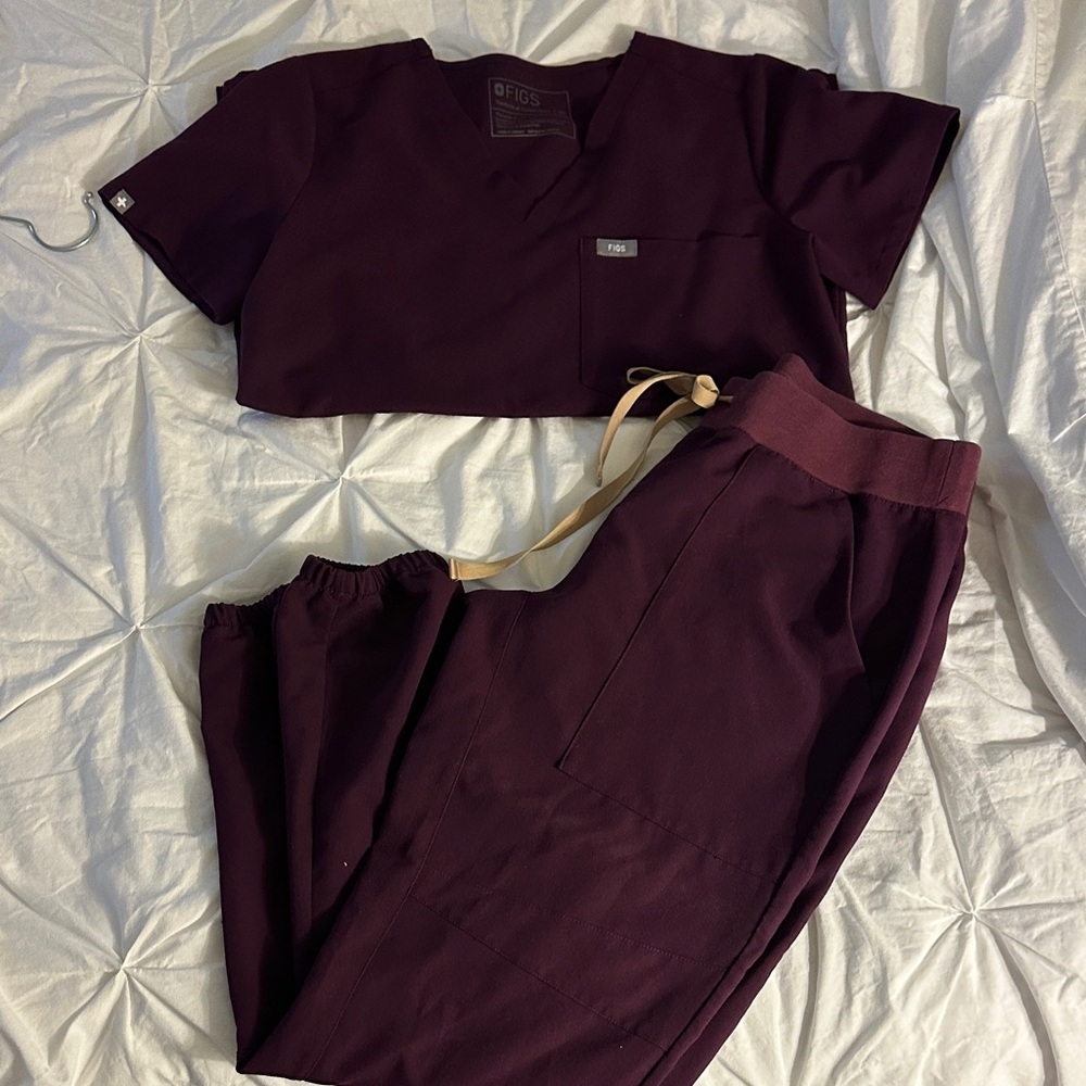 Figs Women's Dark purple Scrub Set

Pants-  XS petite
Top- XS